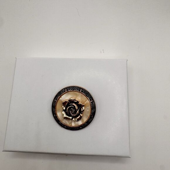 Vintage Rose Scarf Clip – Gold Tone Flower on Faux Mother of Pearl Round Brooch - Picture 6 of 6